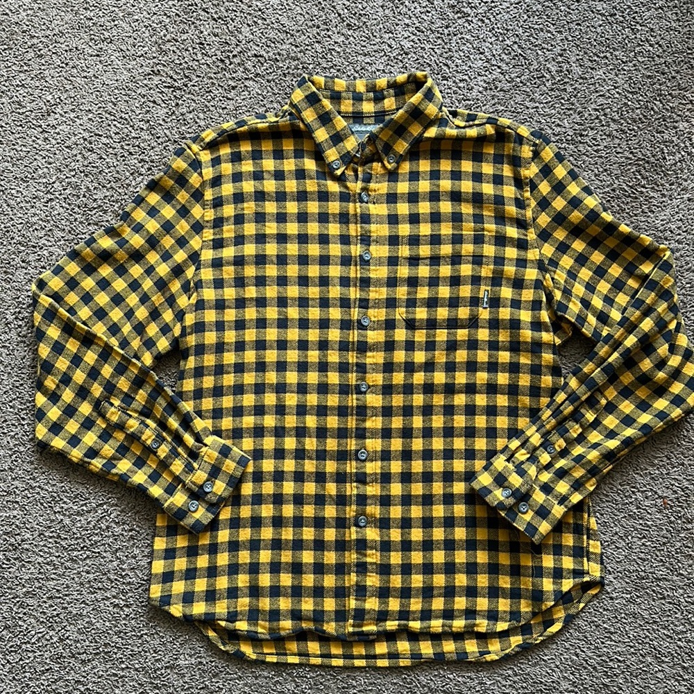 Men’s Eddie Bauer Yellow and Navy buttoned down shirt